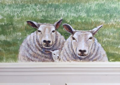 Muurschildering schapen van onderdeel van een grotere muurschildering