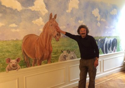 Muurschildering van paard schapen en koe met schilder Govert