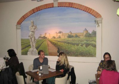 Muurschildering een een restaurant van een Toscaans landschap met buitenplaats