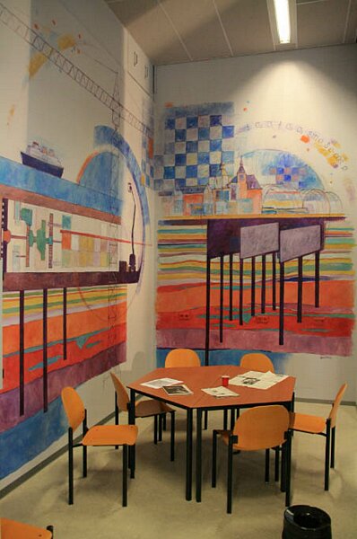 Muurschildering met veel kleuren tafel en stoelen