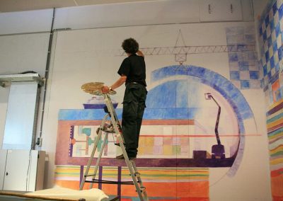 Govert werk aan muurschildering staand op een ladder