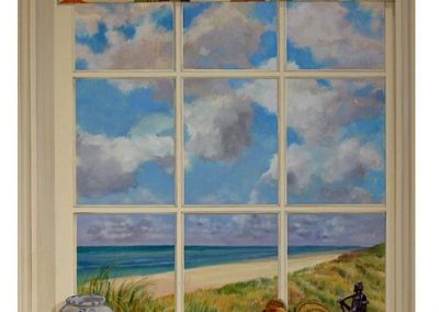 muurschildering van zee en duinen door raam met vensterbank