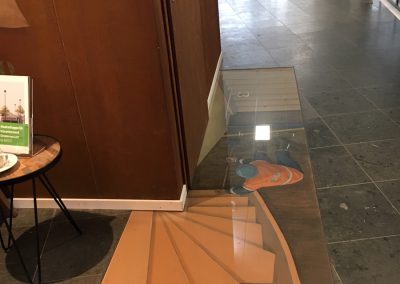 Vloerbeschildering van trap in de hal van een bedrijf