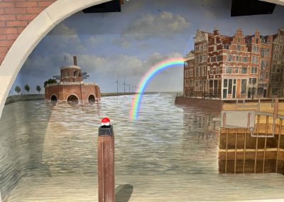 Muurschildering van huizen met trapgevels in de haven met bewegend beeld